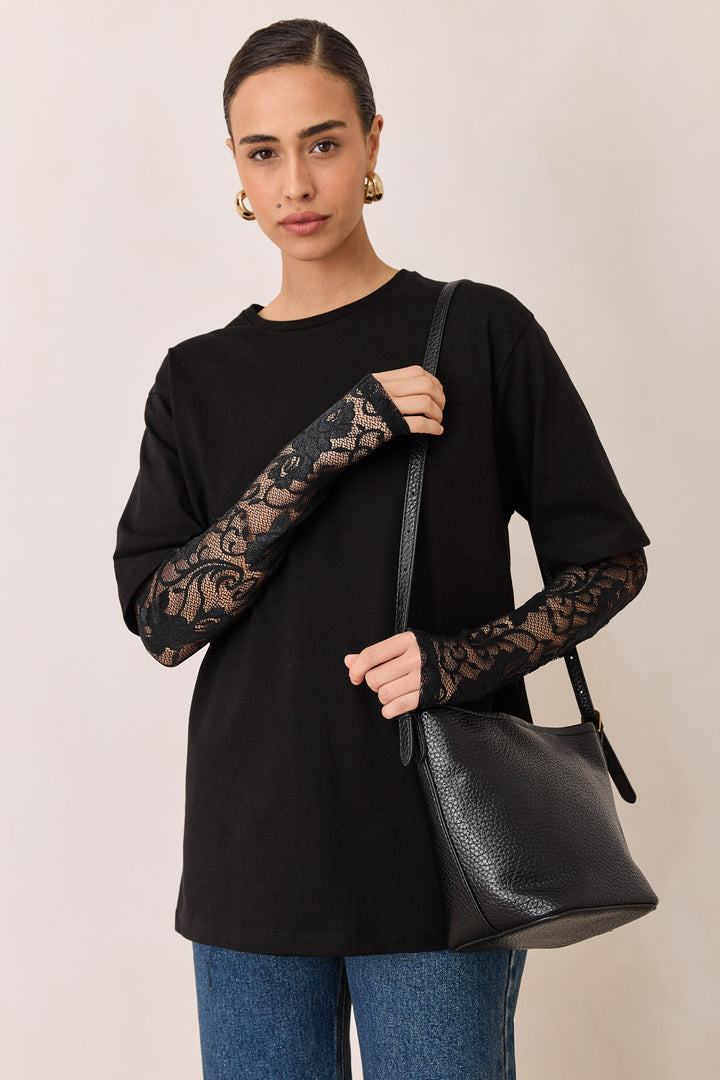 טי שירט ריהאנה שרוולי תחרה | שחור