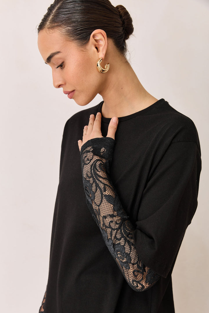 טי שירט ריהאנה שרוולי תחרה | שחור