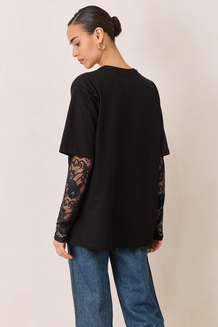 טי שירט ריהאנה שרוולי תחרה | שחור