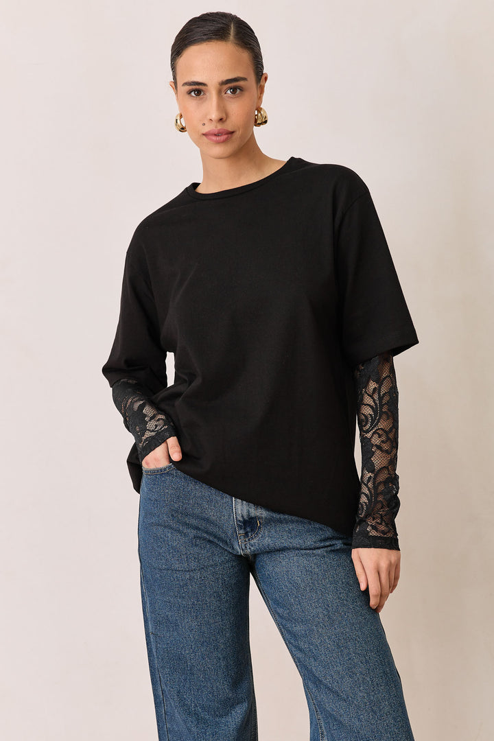 טי שירט ריהאנה שרוולי תחרה | שחור