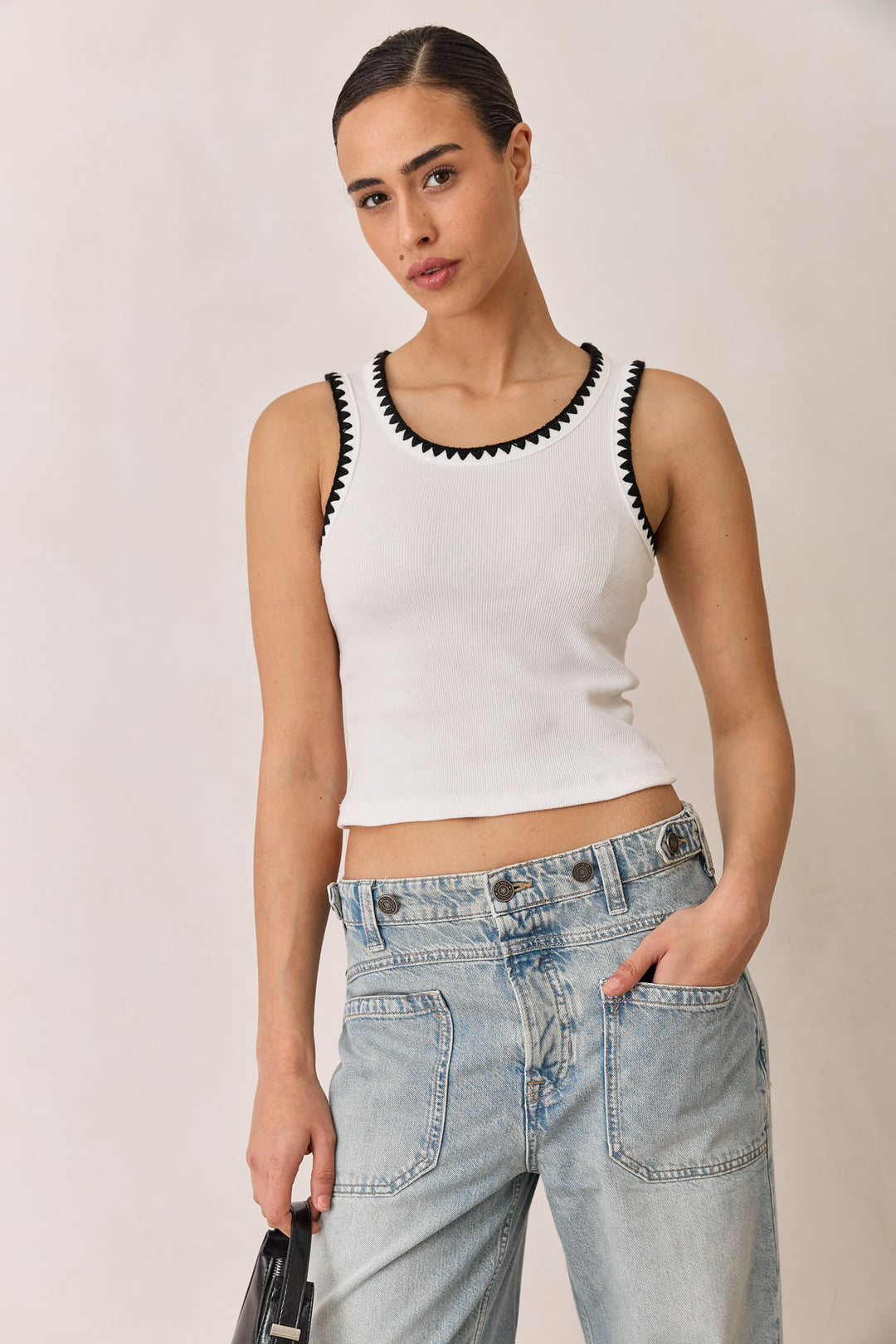 גופיית מארי תיפורים בולטים | לבן