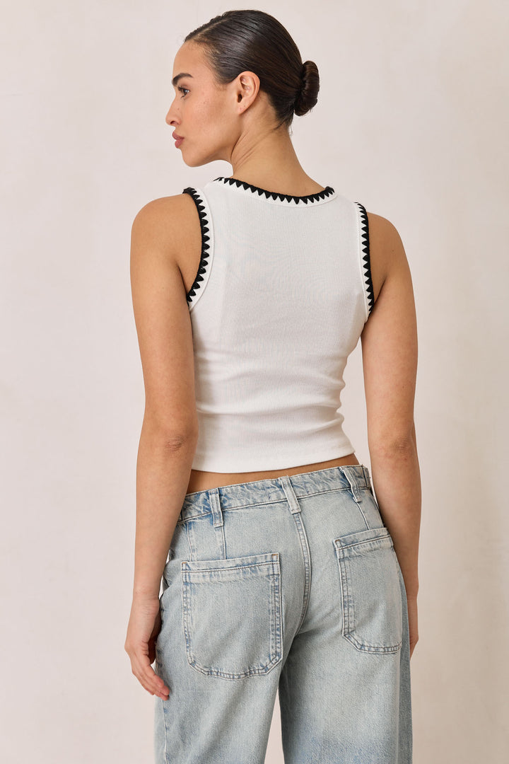 גופיית מארי תיפורים בולטים | לבן