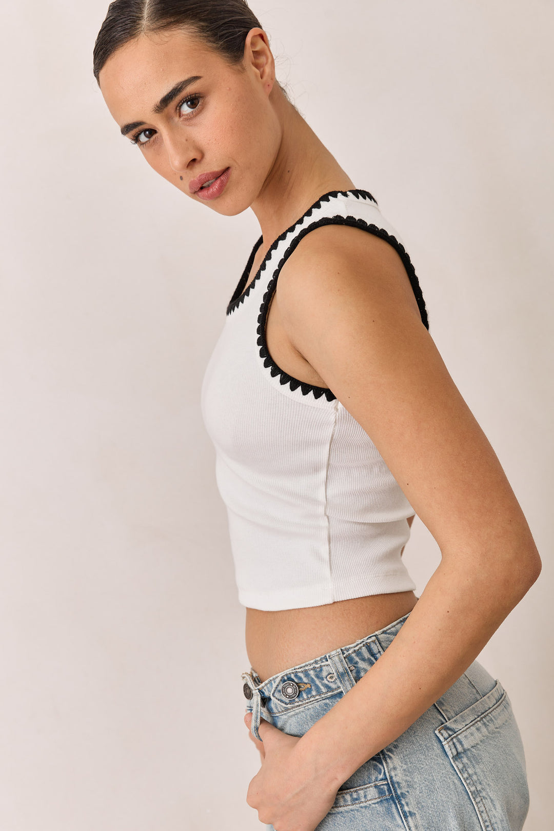 גופיית מארי תיפורים בולטים | לבן