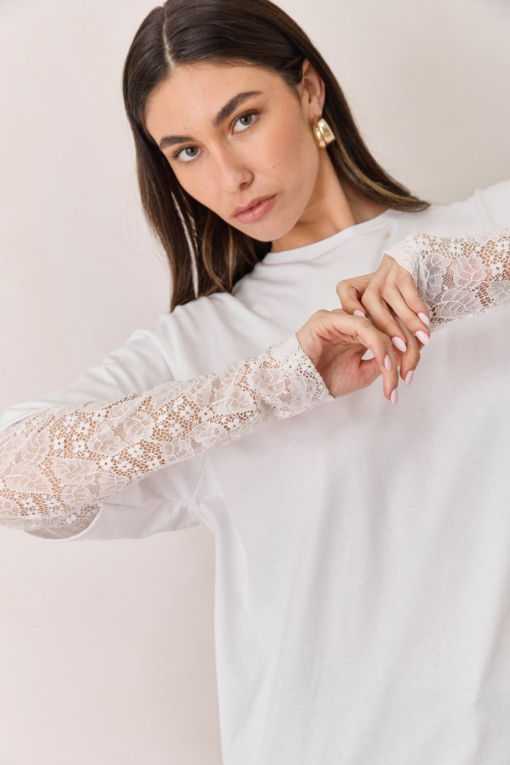 טי שירט ריהאנה שרוולי תחרה | לבן