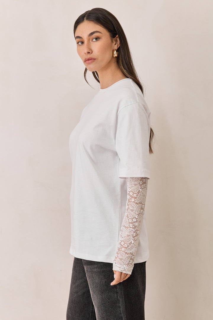 טי שירט ריהאנה שרוולי תחרה | לבן