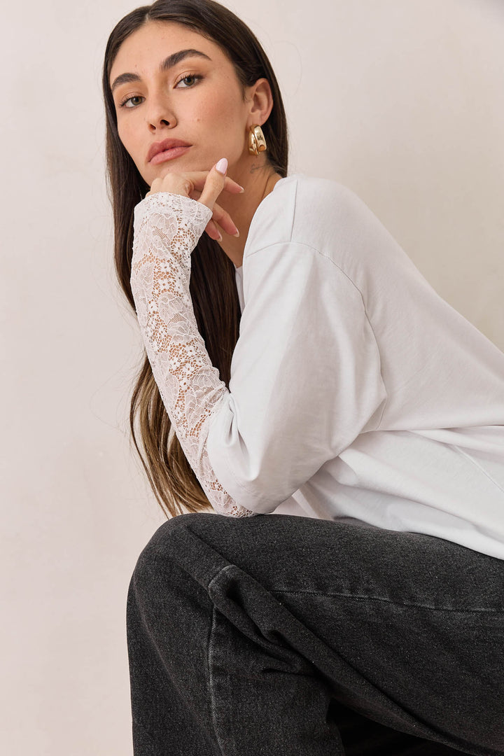 טי שירט ריהאנה שרוולי תחרה | לבן