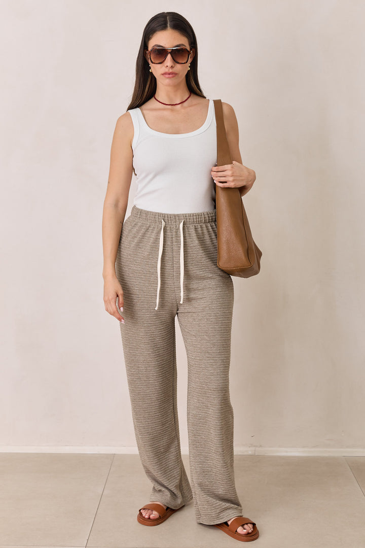 מכנסי הנרי טקסטורת פסים | מוקה