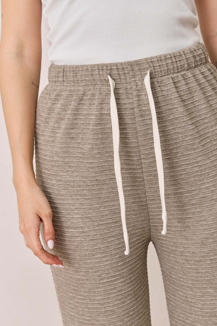 מכנסי הנרי טקסטורת פסים | מוקה