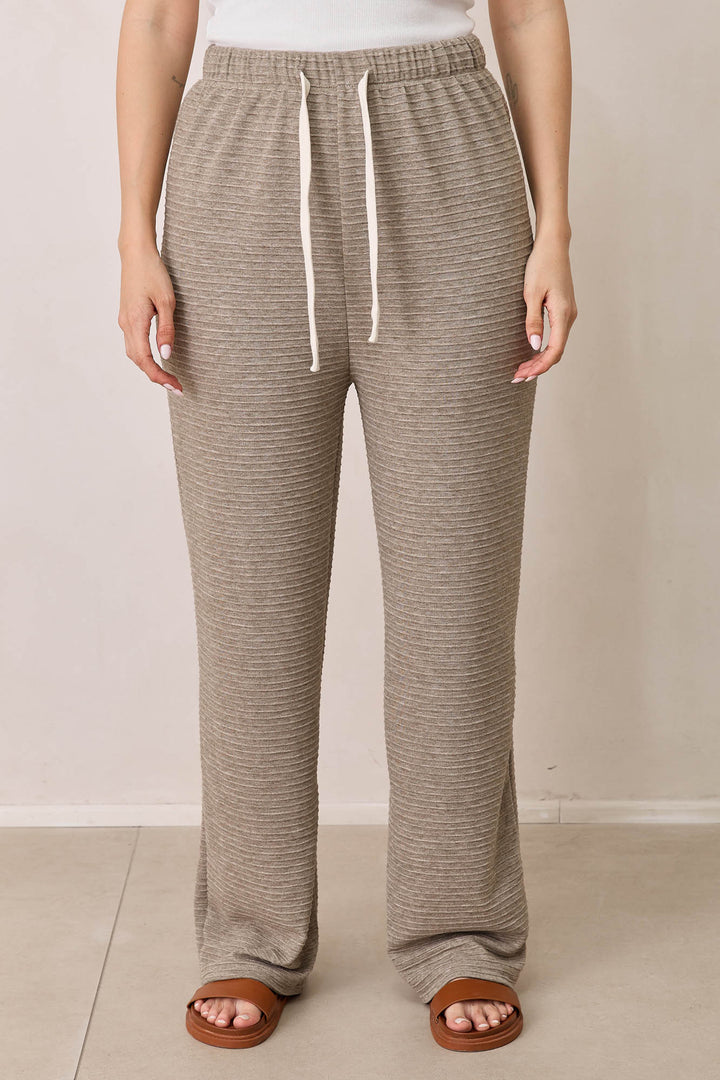 מכנסי הנרי טקסטורת פסים | מוקה