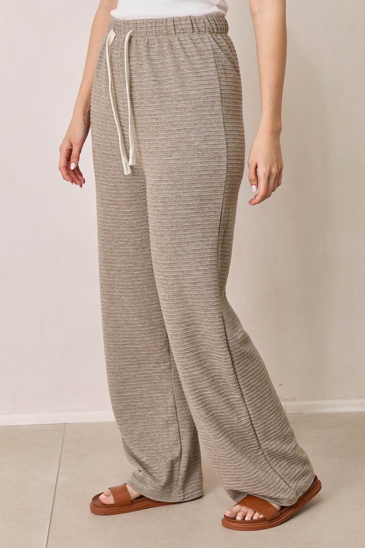 מכנסי הנרי טקסטורת פסים | מוקה