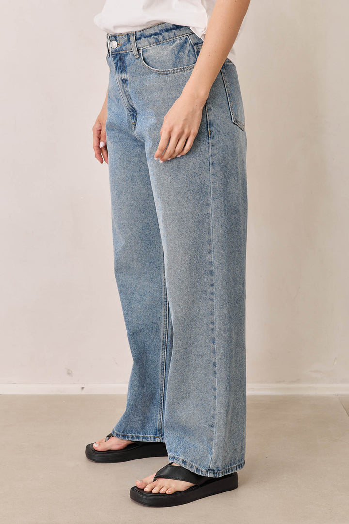 מכנסי דנים בויפרנד נינה בשילוב רקמת לוגו | ג'ינס