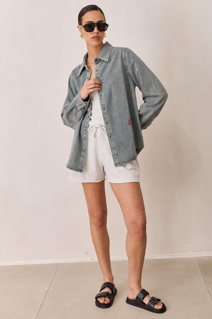 חולצת דנים צ'רי וואש בשילוב רקמה | ג'ינס בהיר