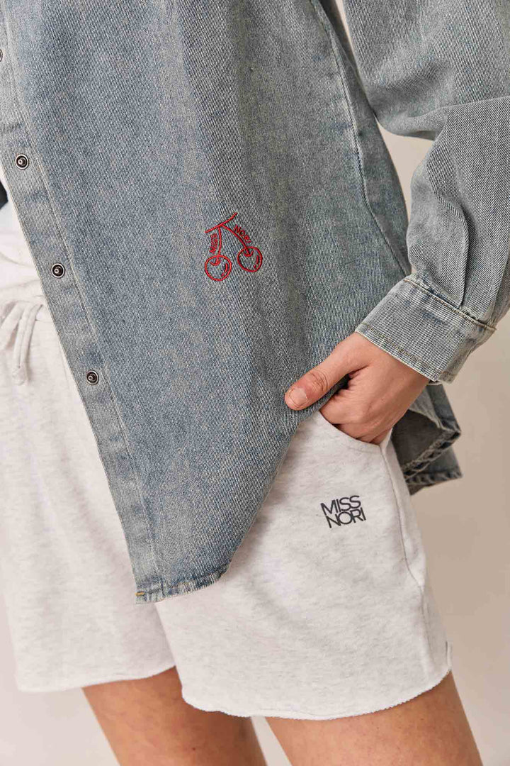 חולצת דנים צ'רי וואש בשילוב רקמה | ג'ינס בהיר