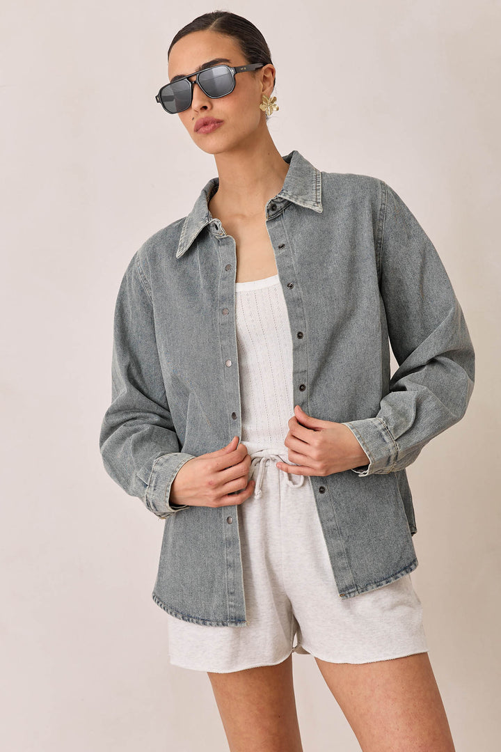 חולצת דנים צ'רי וואש בשילוב רקמה | ג'ינס בהיר