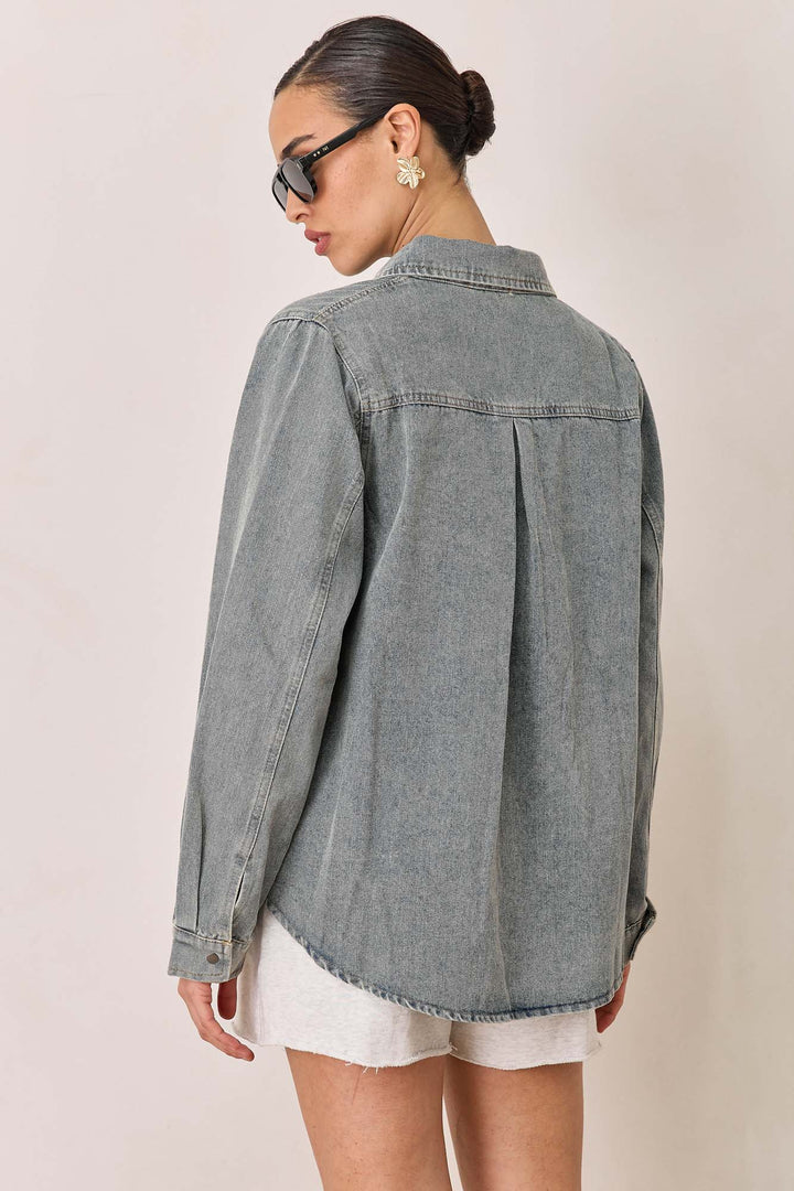 חולצת דנים צ'רי וואש בשילוב רקמה | ג'ינס בהיר