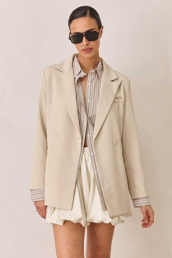 בלייזר לורי אוברסייז בשילוב כפתורים | בז׳