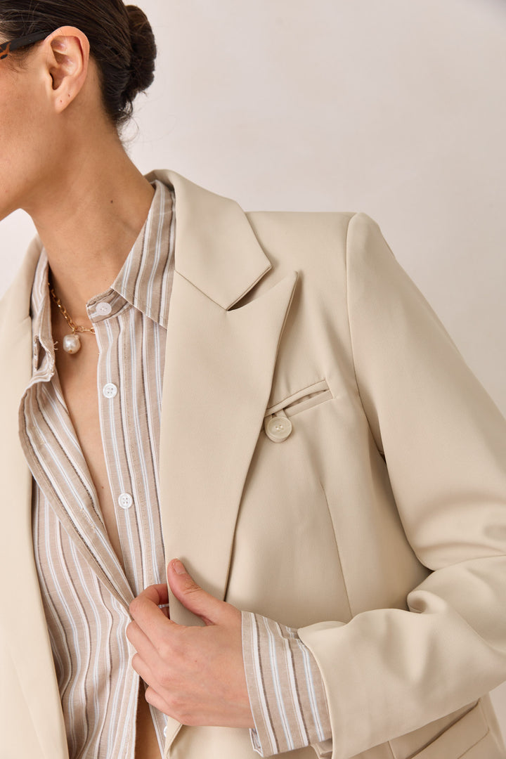 בלייזר לורי אוברסייז בשילוב כפתורים | בז׳