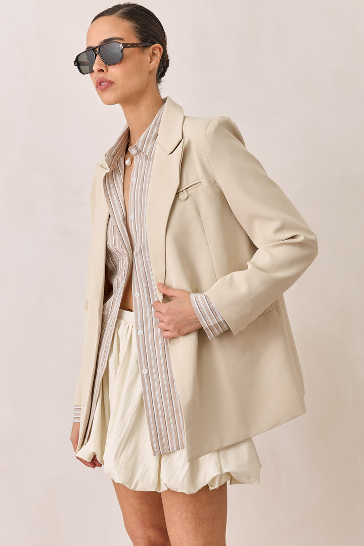 בלייזר לורי אוברסייז בשילוב כפתורים | בז׳