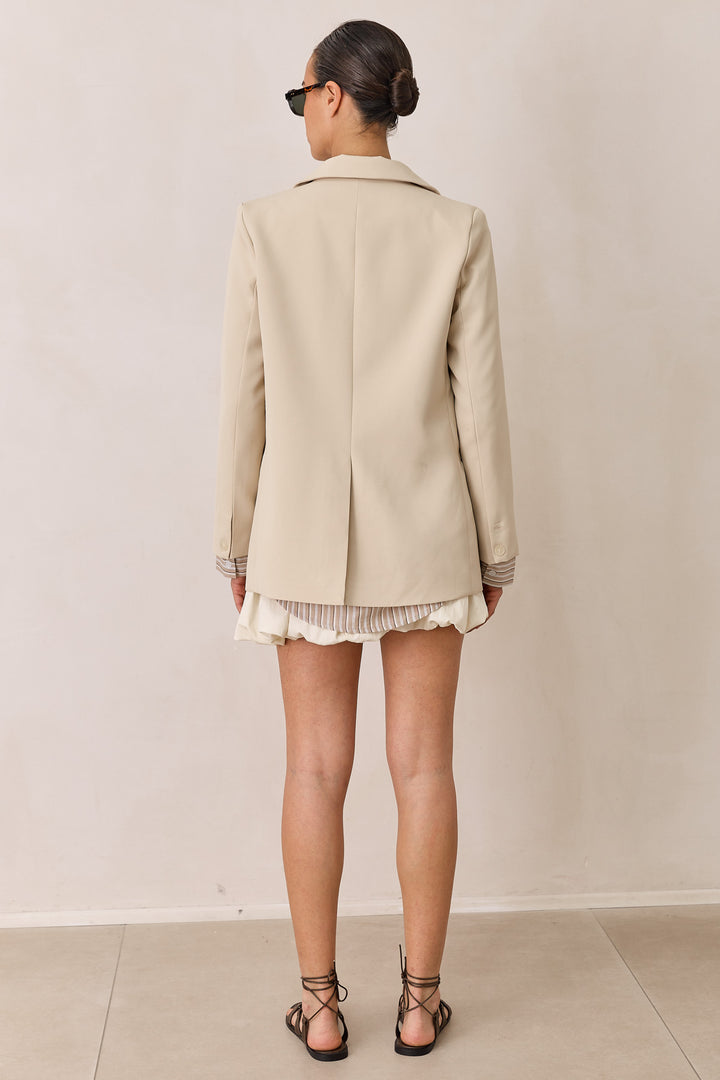 בלייזר לורי אוברסייז בשילוב כפתורים | בז׳