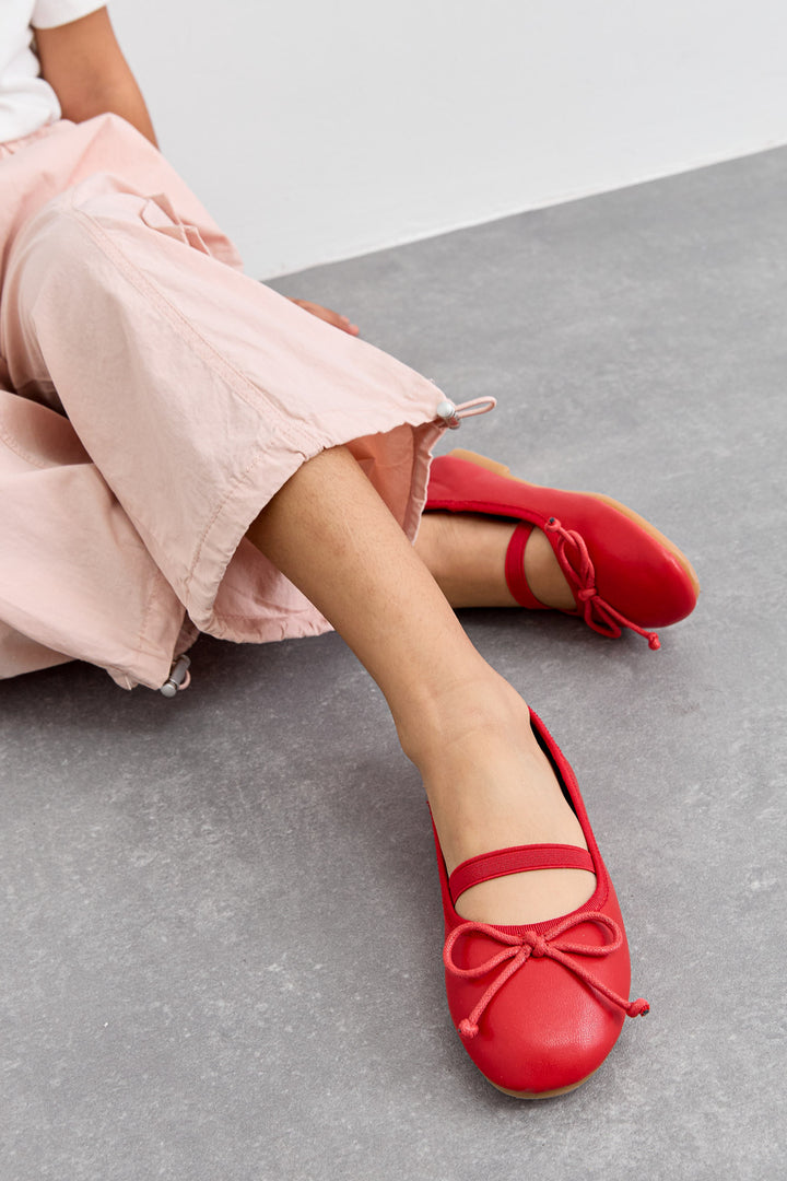 נעלי בובה בשילוב רצועת גומי ופפיון קדמי | אדום