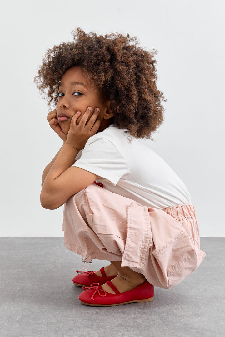 נעלי בובה בשילוב רצועת גומי ופפיון קדמי | אדום