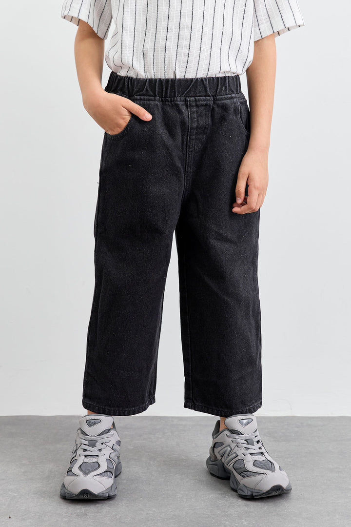 מכנסי ג'ינס בשילוב כיסים וגומי במותן | ג'ינס שחור