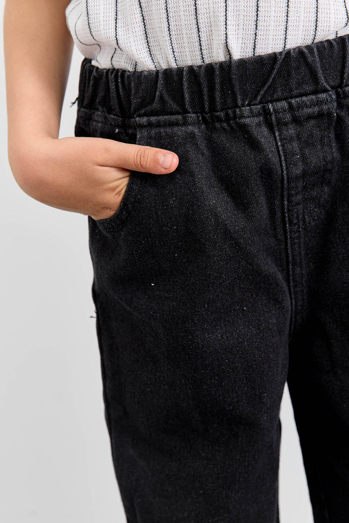 מכנסי ג'ינס בשילוב כיסים וגומי במותן | ג'ינס שחור