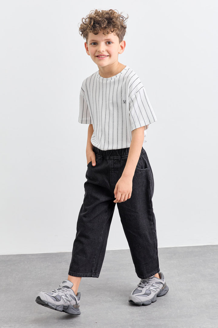 מכנסי ג'ינס בשילוב כיסים וגומי במותן | ג'ינס שחור