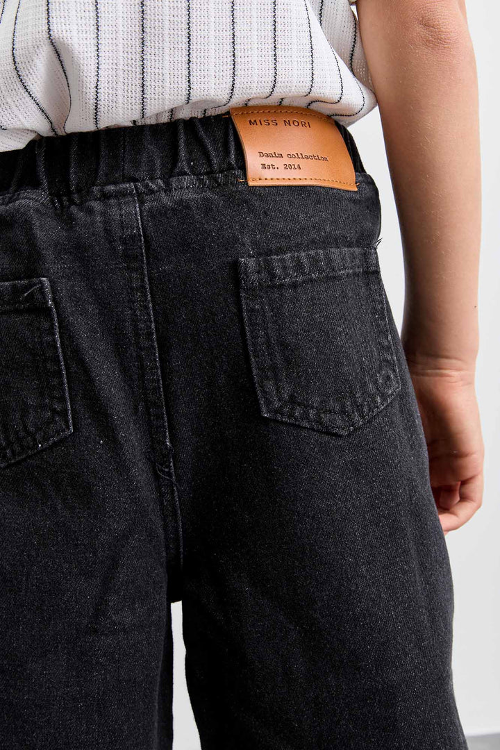 מכנסי ג'ינס בשילוב כיסים וגומי במותן | ג'ינס שחור