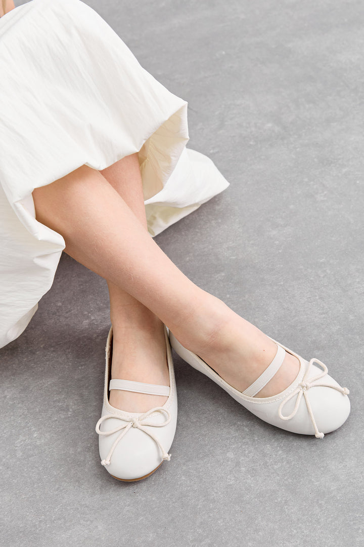 נעלי בובה בשילוב רצועת גומי ופפיון קדמי | קרם