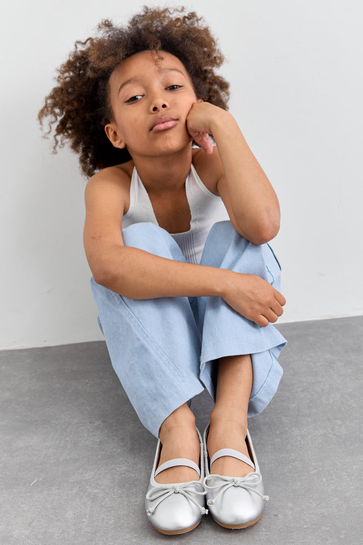 נעלי בובה בשילוב רצועת גומי ופפיון קדמי | כסף