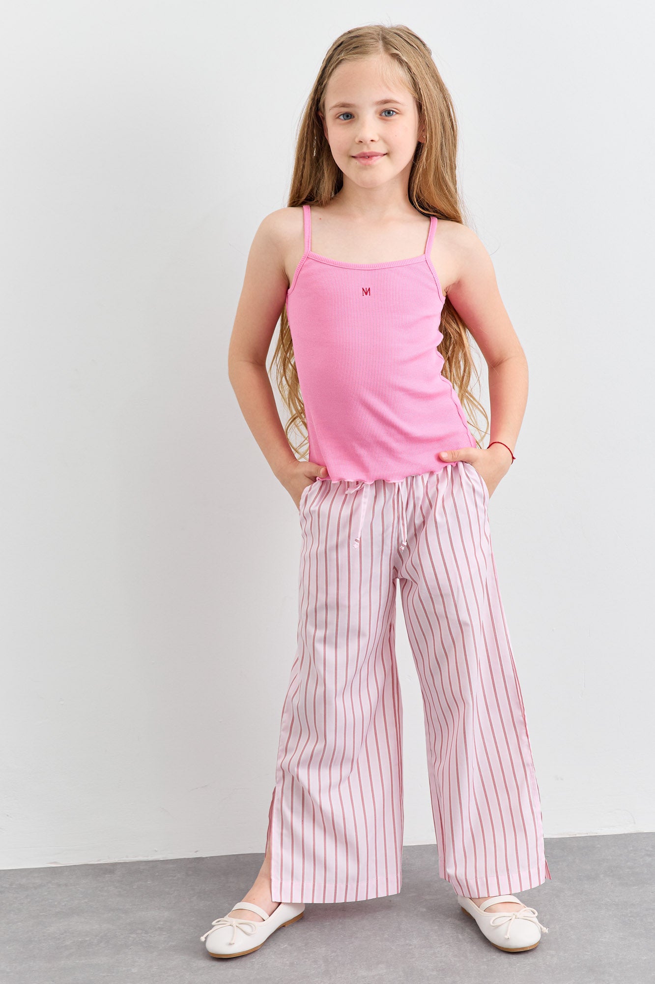 מכנס כותנה בגזרת וויד לג בהדפס פסים עם שסע | ורוד