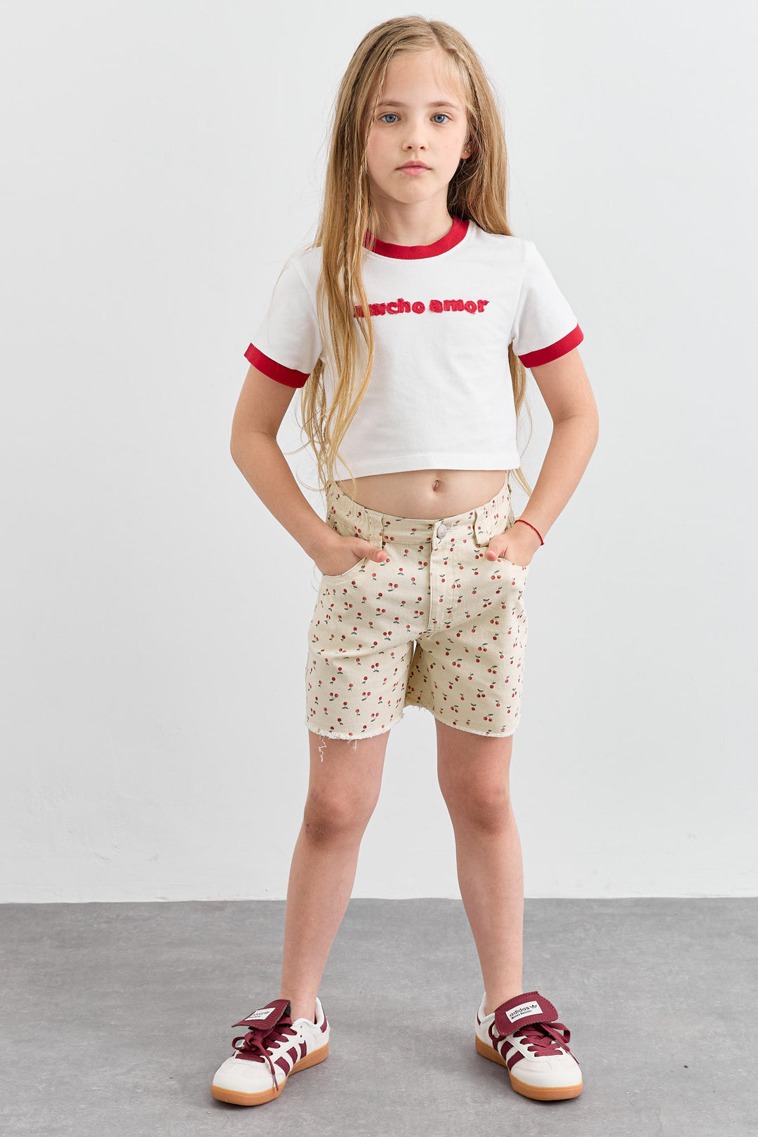 חולצת AMOR גזרת קרופ | לבן/אדום