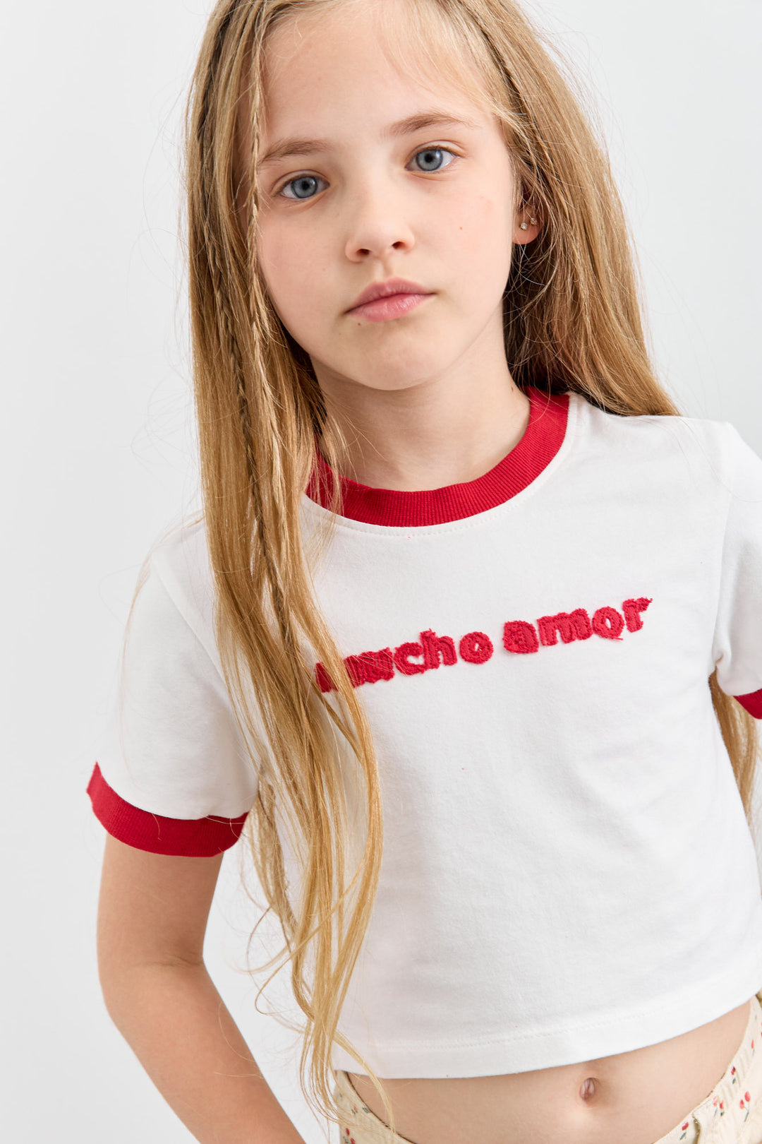 חולצת AMOR גזרת קרופ | לבן/אדום