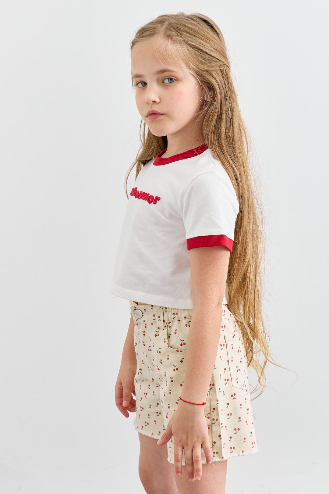 חולצת AMOR גזרת קרופ | לבן/אדום