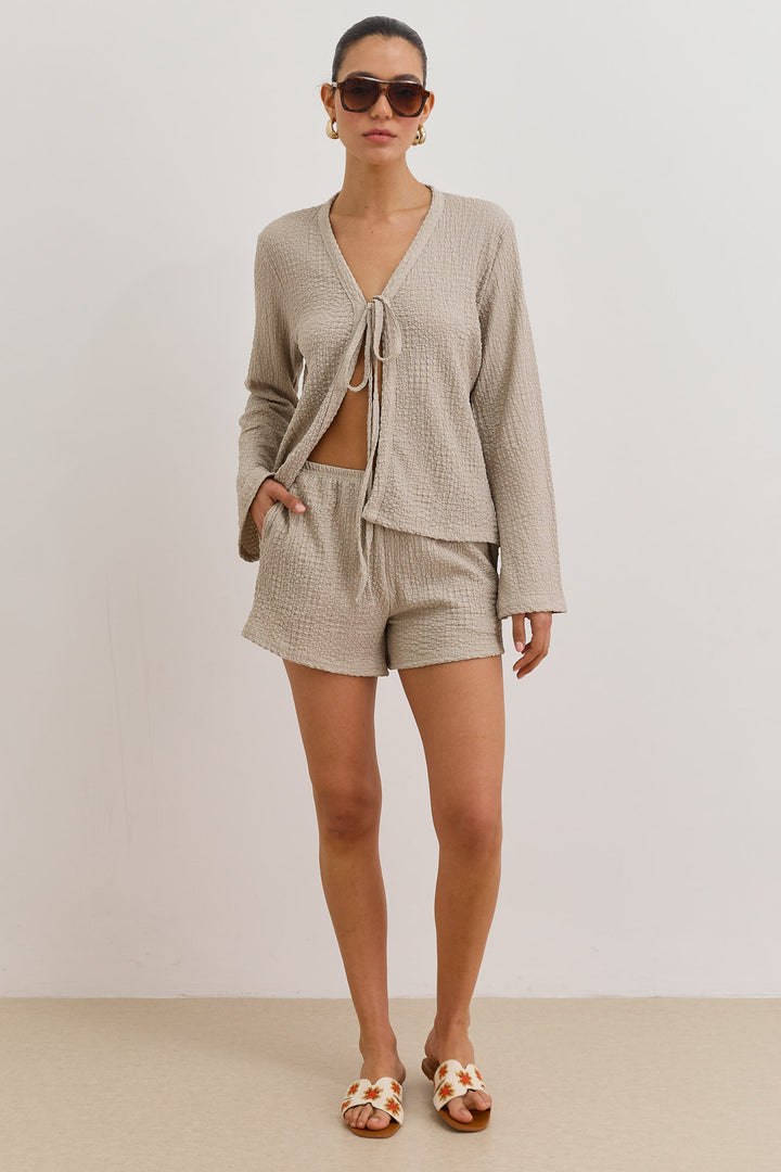 מכנסי אליז קצרים בד טקסטורה | מוקה