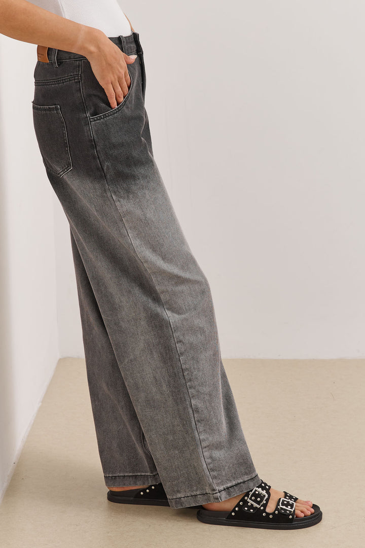 מכנסי דנים מייקל גזרה רחבה אפקט וואש | אפור/שחור