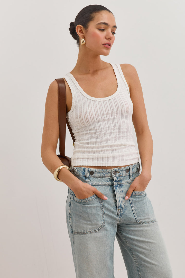 גופיית סאשה שקפקפה טקסטורת פסים | לבן