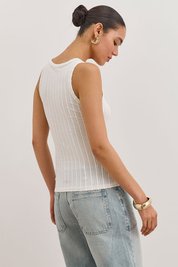 גופיית סאשה שקפקפה טקסטורת פסים | לבן