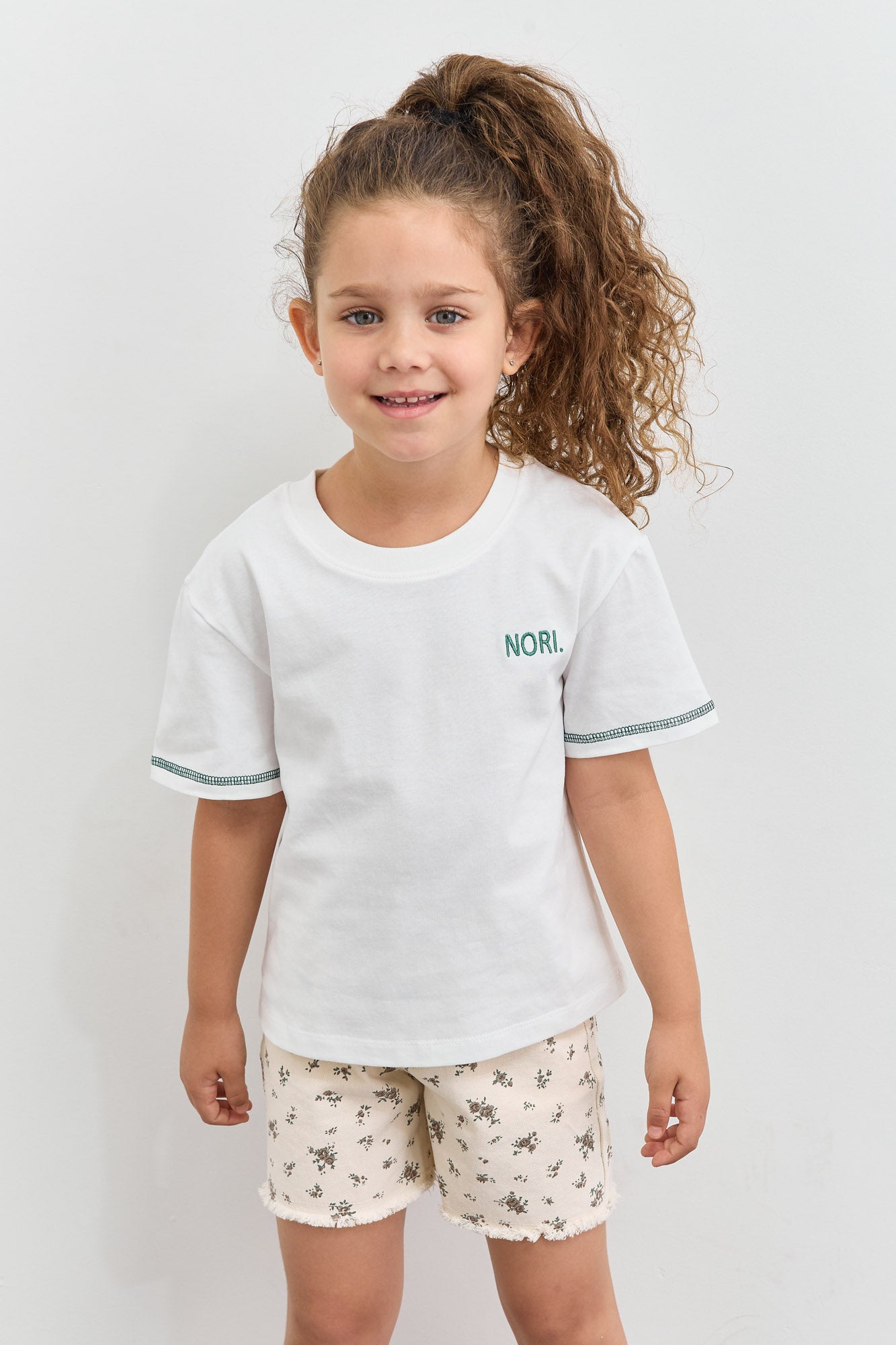 טי שירט שרוולים קצרים עם רקמת לוגו | לבן