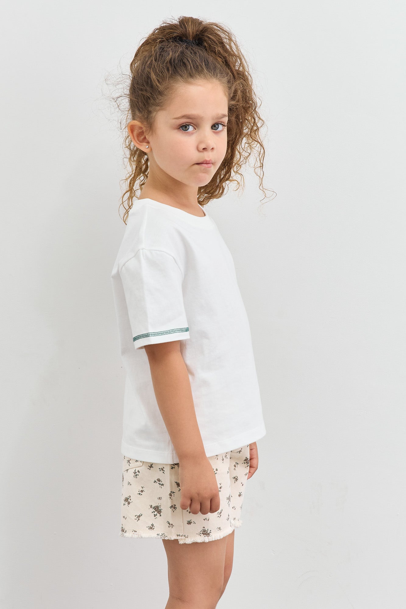 טי שירט שרוולים קצרים עם רקמת לוגו | לבן