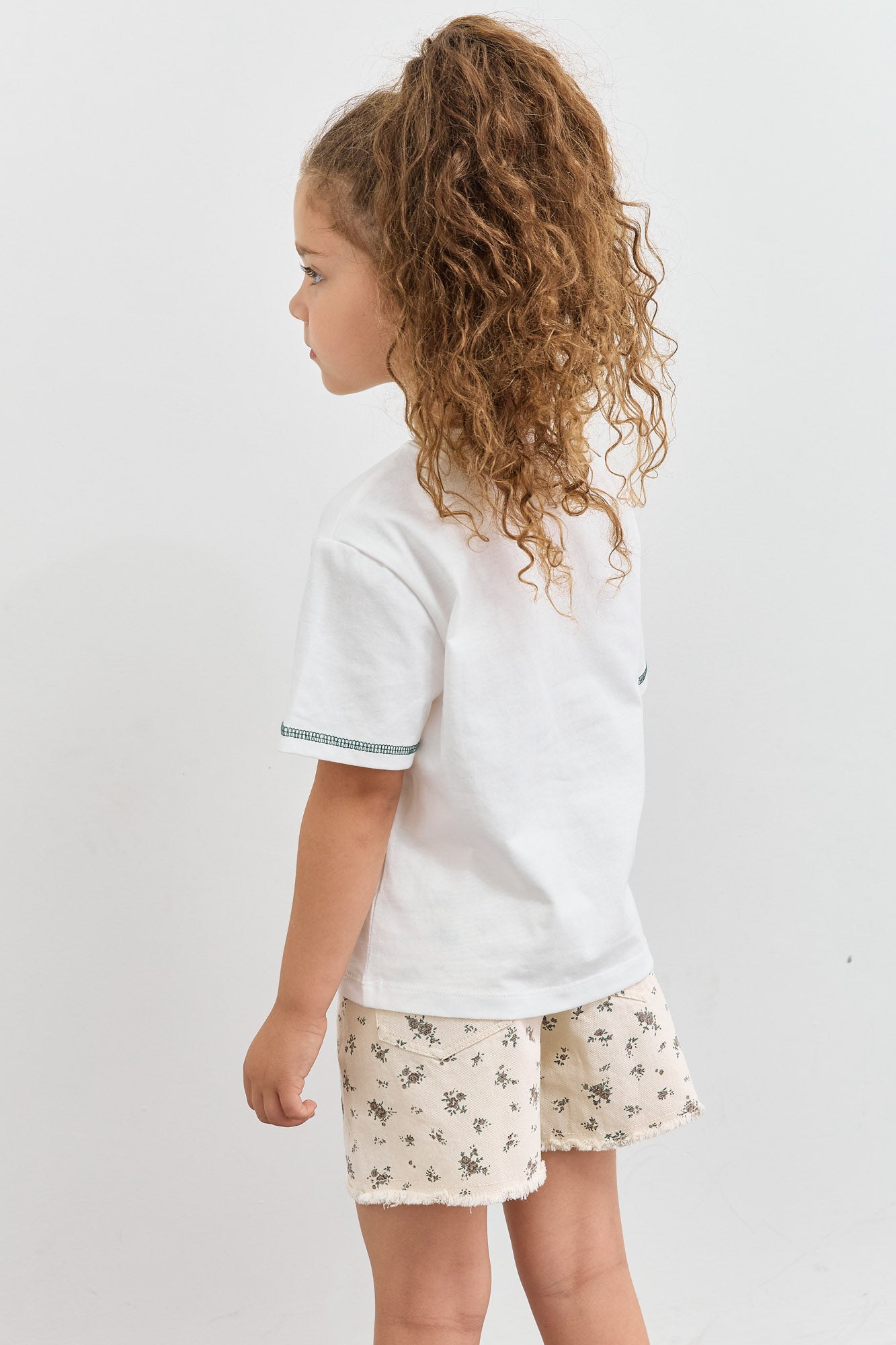 טי שירט שרוולים קצרים עם רקמת לוגו | לבן