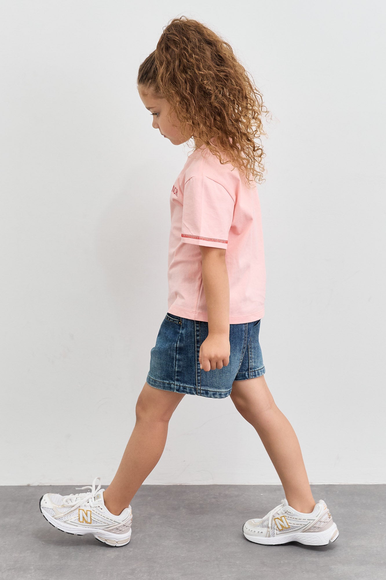 טי שירט שרוולים קצרים עם רקמת לוגו | ורוד