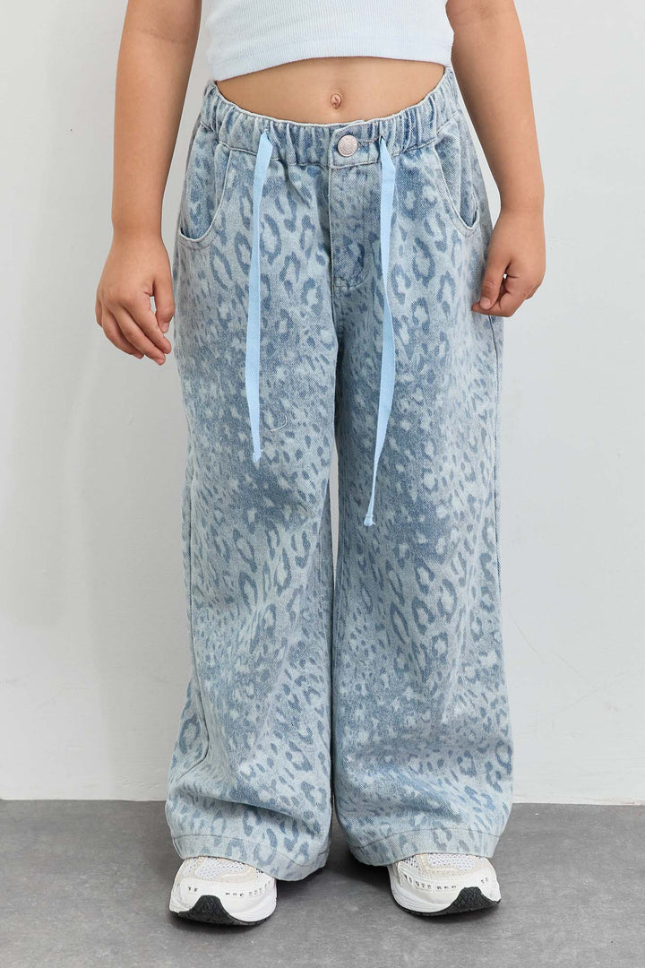 מכנסי ג'ינס בגזרת אוברסייז עם שרוך בהדפס מנומר | ג'ינס בהיר