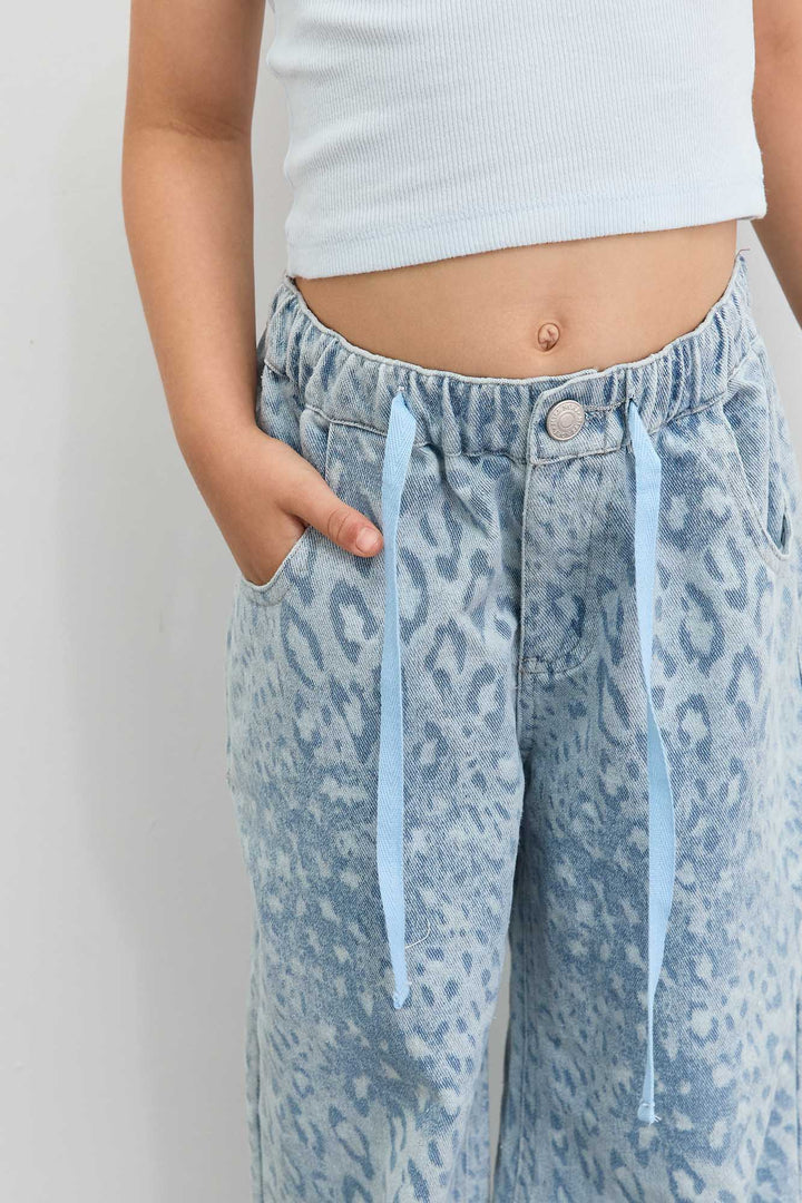 מכנסי ג'ינס בגזרת אוברסייז עם שרוך בהדפס מנומר | ג'ינס בהיר
