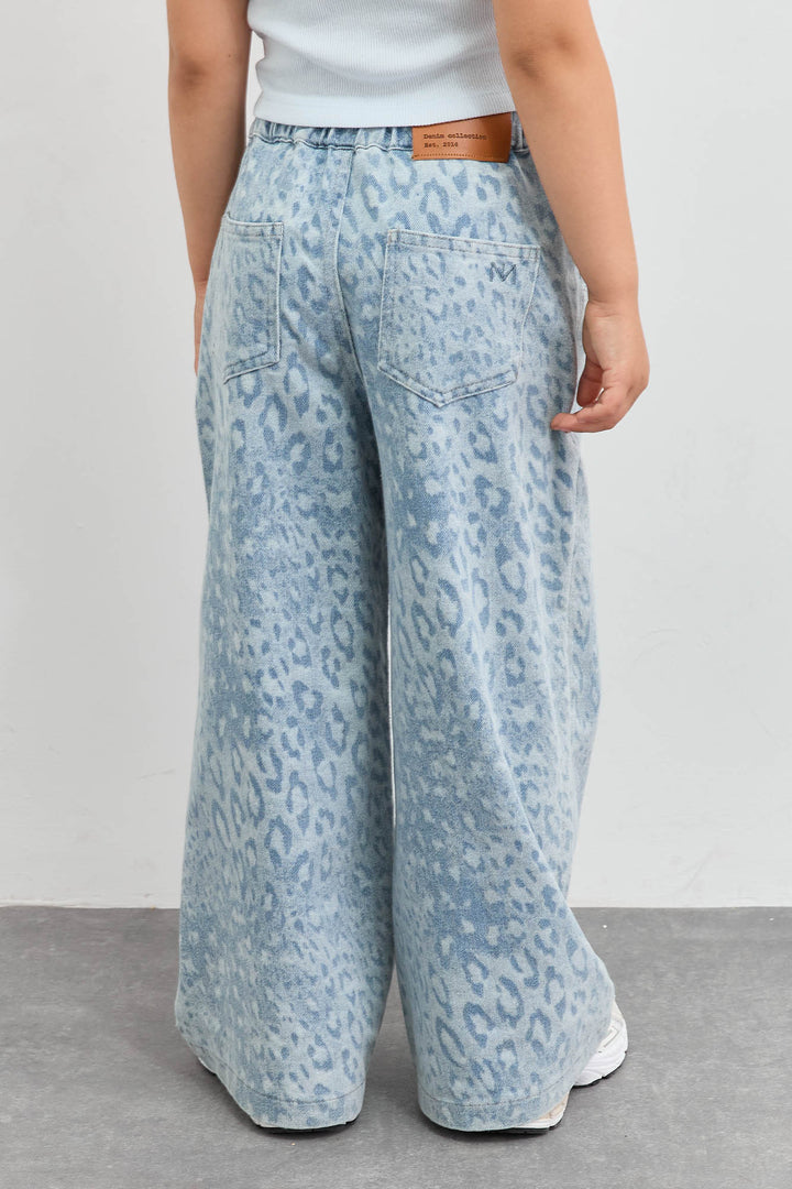 מכנסי ג'ינס בגזרת אוברסייז עם שרוך בהדפס מנומר | ג'ינס בהיר