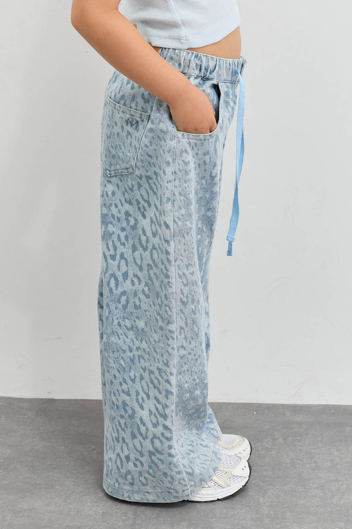 מכנסי ג'ינס בגזרת אוברסייז עם שרוך בהדפס מנומר | ג'ינס בהיר