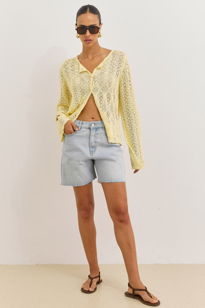 מכנסי ג'ינס קצרים גאיה בסיומת גזורה | ג'ינס בהיר