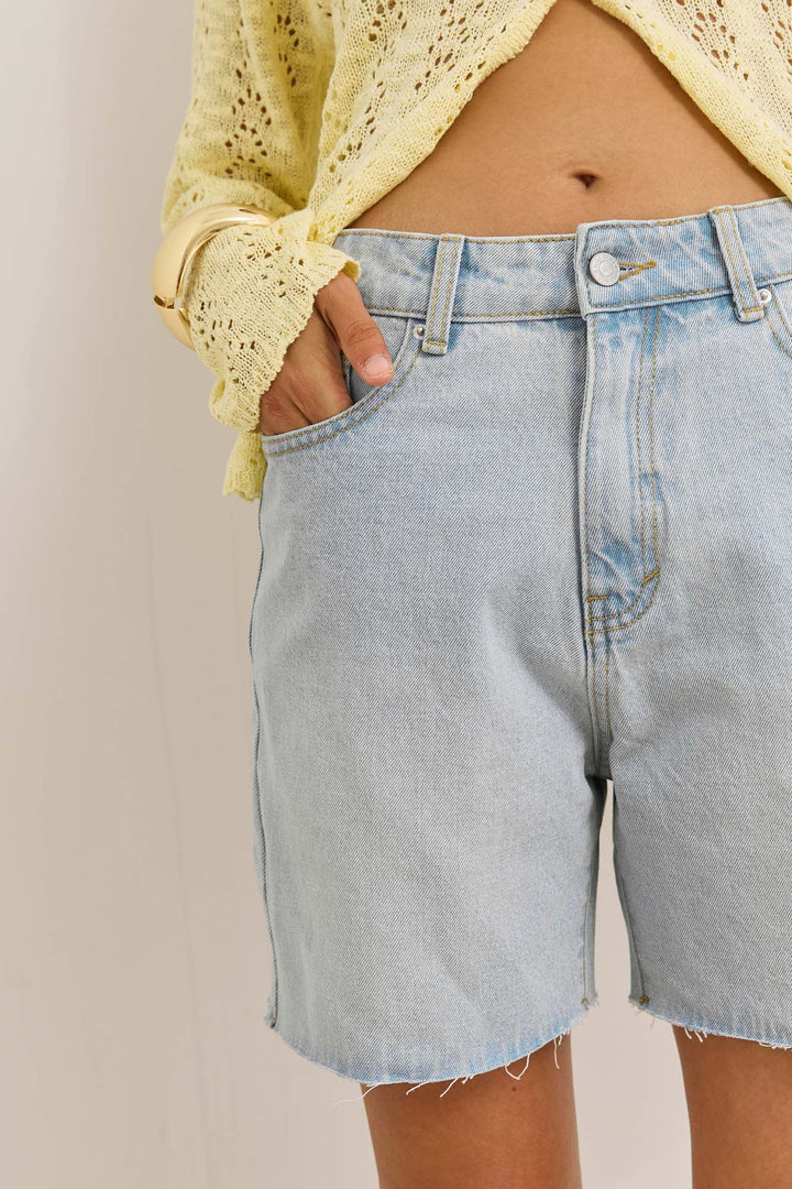 מכנסי ג'ינס קצרים גאיה בסיומת גזורה | ג'ינס בהיר