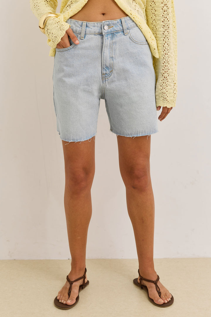 מכנסי ג'ינס קצרים גאיה בסיומת גזורה | ג'ינס בהיר